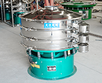 旋振篩多采用立式振動(dòng)電機(jī)作為激振來(lái)源，利用偏心塊的夾角的不同實(shí)現(xiàn)物料在篩網(wǎng)上運(yùn)動(dòng)的軌跡調(diào)整。