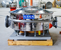 直排篩可分為單雙振動(dòng)源兩種，但其電機(jī)是懸掛在振動(dòng)篩框的外側(cè)，振動(dòng)理相對(duì)比較大。