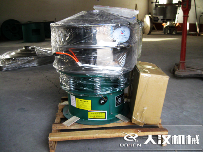 三氯蔗糖粉超聲波振動(dòng)篩采用不銹鋼+碳鋼材質(zhì)的產(chǎn)品能夠更好的節(jié)省成本，同時(shí)能夠達(dá)到想要的篩分效果。