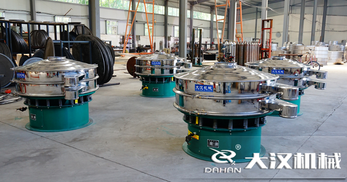 磨料振動(dòng)篩的工作原理：是由直立電機(jī)作為激振源，用來(lái)幫助物料進(jìn)行運(yùn)動(dòng)并且實(shí)現(xiàn)，理想的分級(jí)除雜效果。