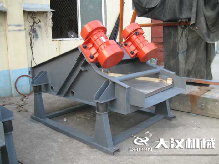 礦用振動篩采用優(yōu)質(zhì)的錳鋼材質(zhì)，主要特點就耐磨性強，對于礦用振動篩來說其，耐磨性是非常重要的。