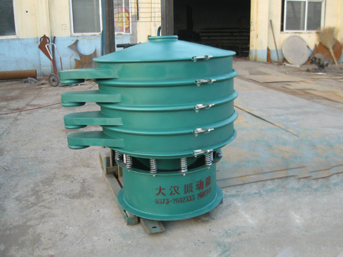 直徑1000型振動篩除了有碳鋼材質(zhì)其還有不銹鋼+碳鋼，以及全不銹鋼的選擇，用戶可根據(jù)用戶物料的性質(zhì)不同可進(jìn)行選擇。