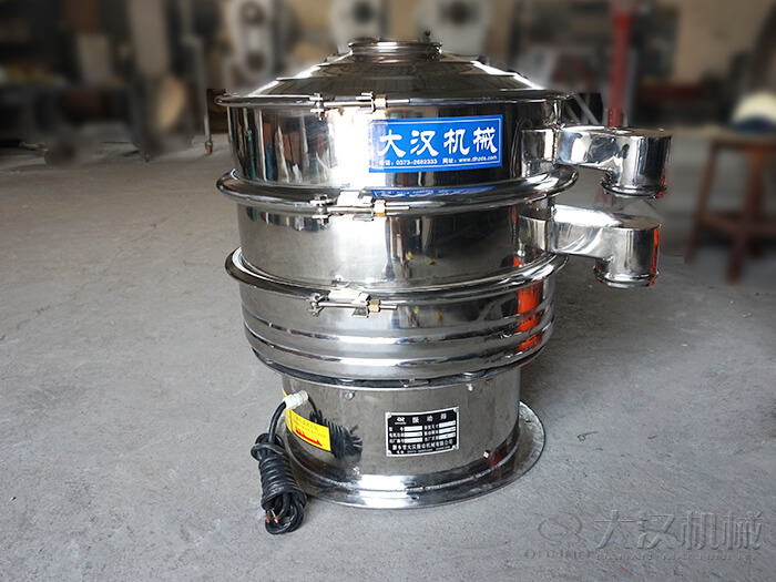 醫(yī)藥振動篩主要采用的是304不銹鋼振動篩，優(yōu)勢：設(shè)備干凈衛(wèi)生，不易生銹，使用壽命長久，經(jīng)久耐用。